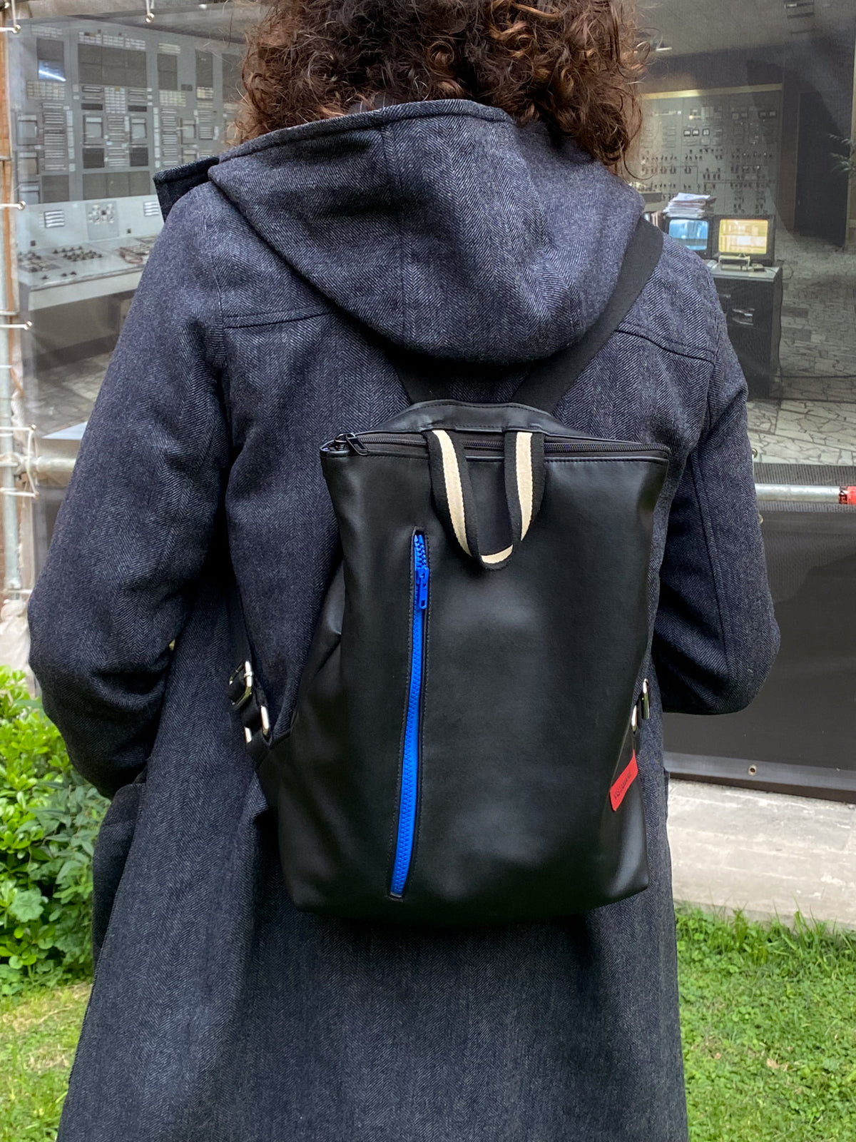 TETI BACKBAG nero / blu