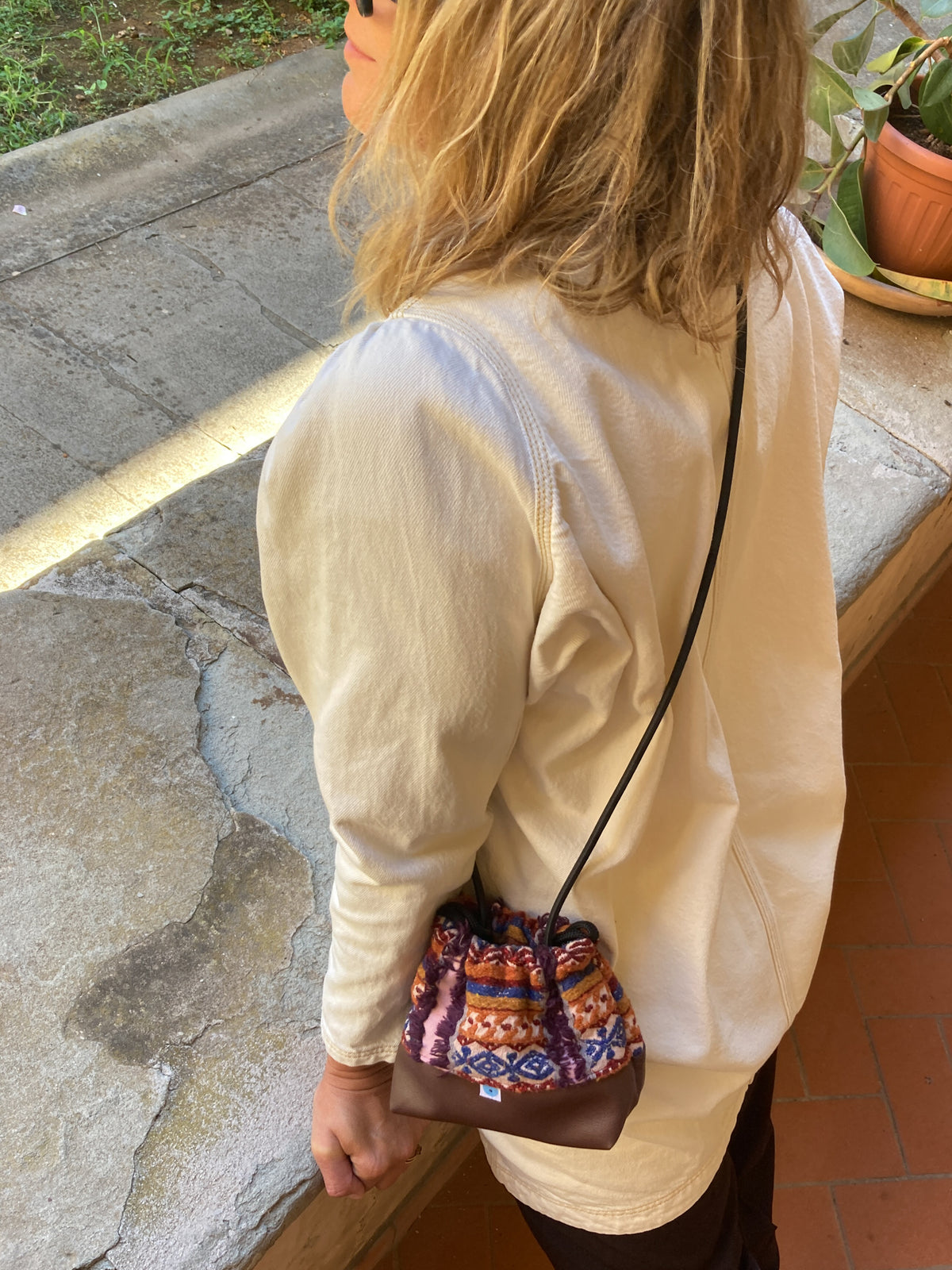 MINI CAPRAIA BUCKET  chestnut I geometric fabric