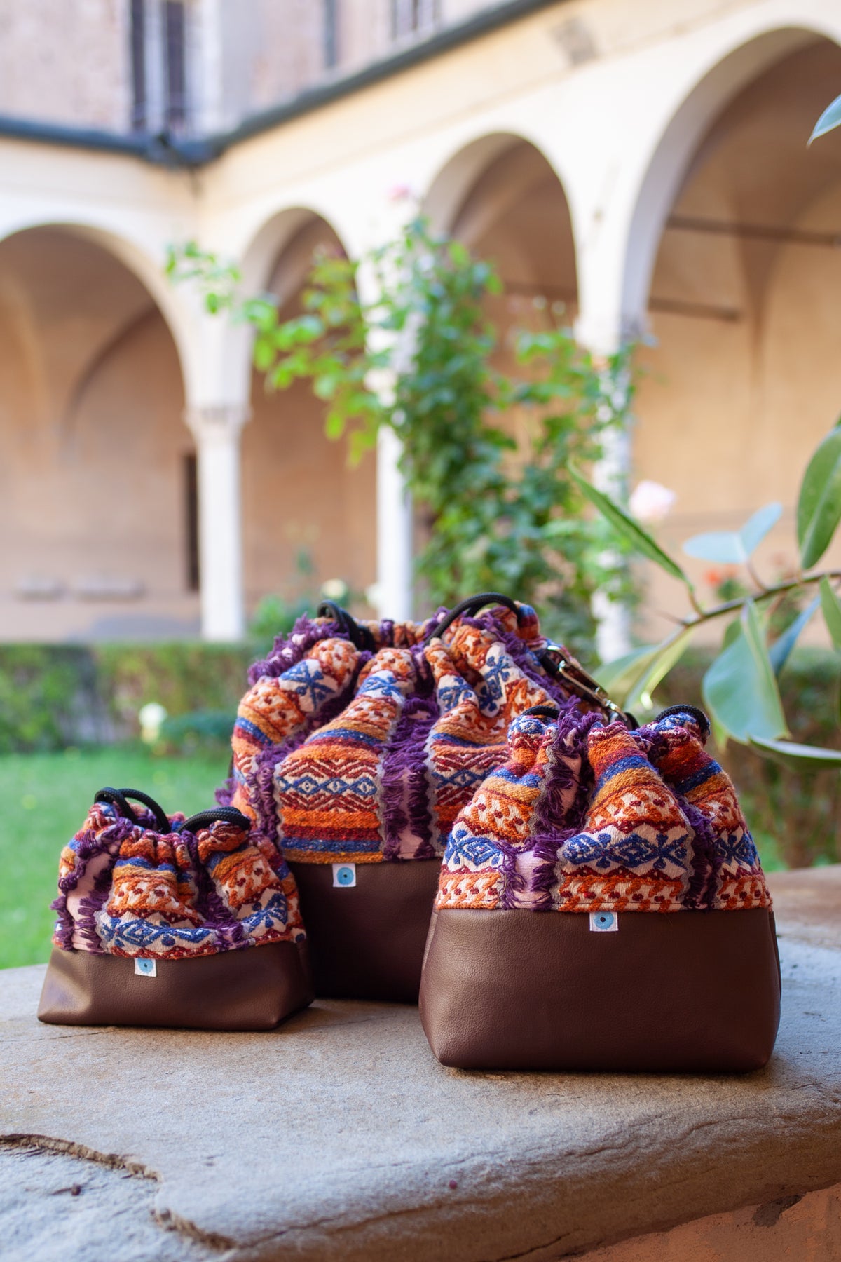 MINI CAPRAIA BUCKET  chestnut I geometric fabric